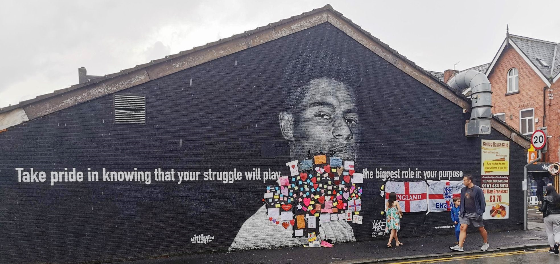 Hearts and notes on defaced Marcus Rashford mural - enlarge